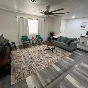 Holiday home 3bedroom 2bath 15 Min To Strip 10 Downtown, Las Vegas